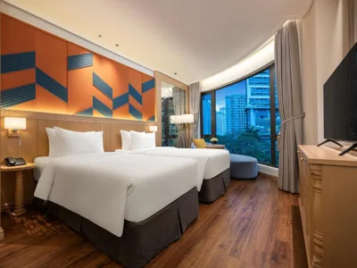 Tweepersoonskamer met twee aparte bedden en uitzicht op de stad — Saigon Aroma Hotel